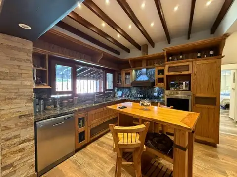 Casa en Alquiler con 2 cocheras