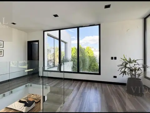 Casa en Venta con 3 cocheras
