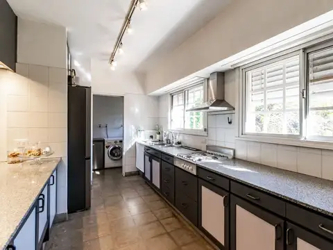 Casa 8 ambientes con 5 baños