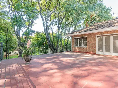 Casa en venta en Olivos con terraza propia