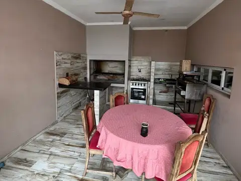 La esquina asombrosa! Locales y departamentazo en venta...