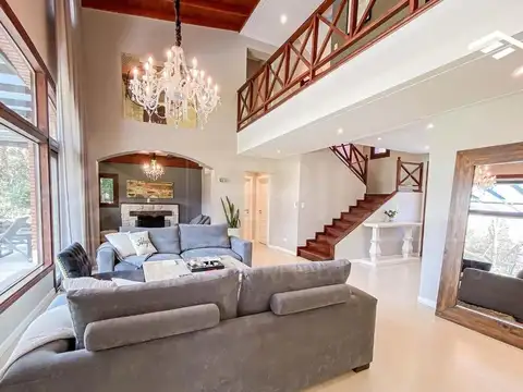Casa en Venta con 2 cocheras