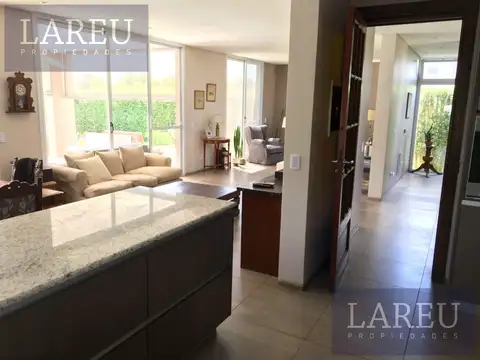 Casa en Alquiler con 2 cocheras