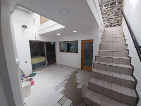 9 de Julio 1258, pasillo único con 2 departamentos de 1 dormitorio, reciclados, NO PH.