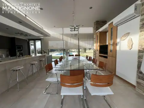 Casa en Venta con 2 cocheras