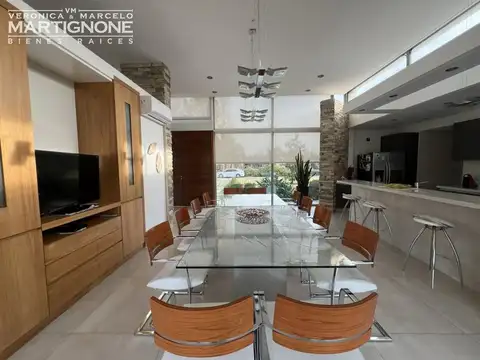 Casa 5 ambientes con 4 baños