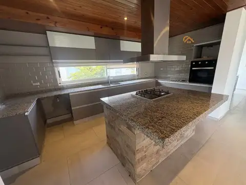 Casa en Alquiler en Puerto Roldan, USD 1.900