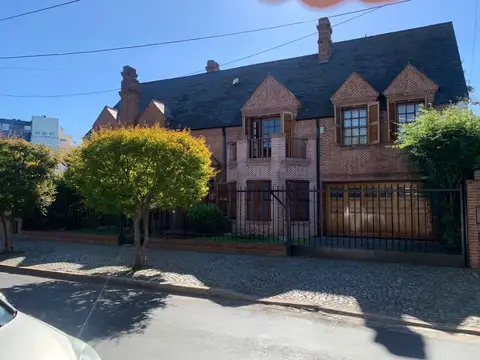 *IMPORTANTE CHALET SOBRE 4 LOTES  *ESTILO INGLES , CARPINTERIA DE 1ER NIVEL, MUEBLES A MEDIDA