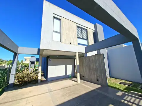 Casa en venta de tres dormitorios, parque y pileta