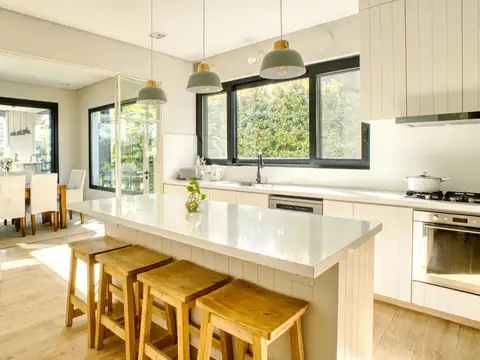 Casa en Venta con 2 cocheras