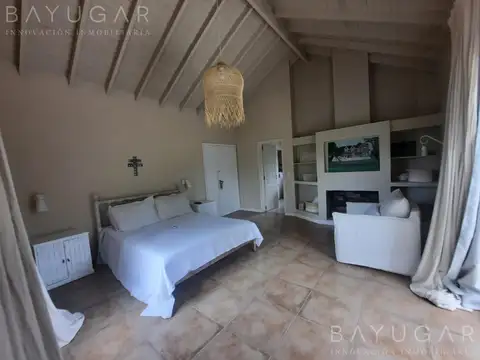 Venta- Gran Casa en Barrio Los Alcanfores - Pilar