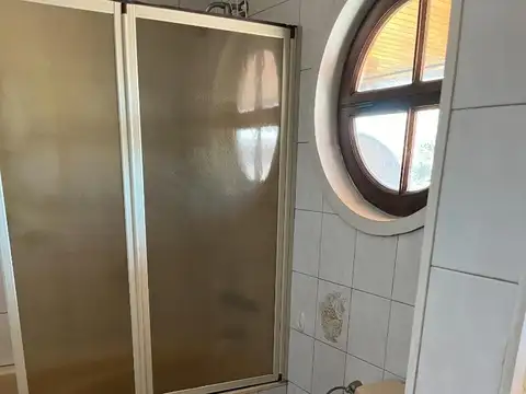 CASA EN LOS TRONCOS SOBRE GRAN LOTE DE 17 X 32 - OPORTUNIDAD