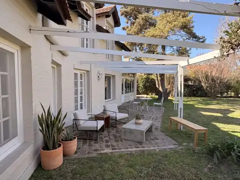 Casa 8 ambientes con 3 baños