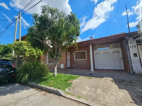 CASA 3 AMB. EN ALQUILER CON COCHERA Y PARQUE