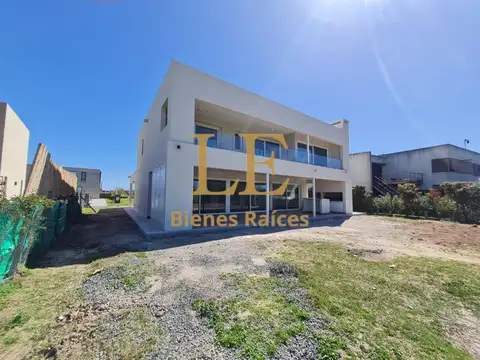 Casa en Venta con 6 cocheras