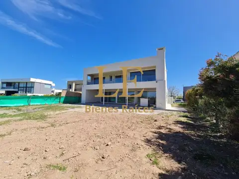 Casa 6 ambientes con 5 baños