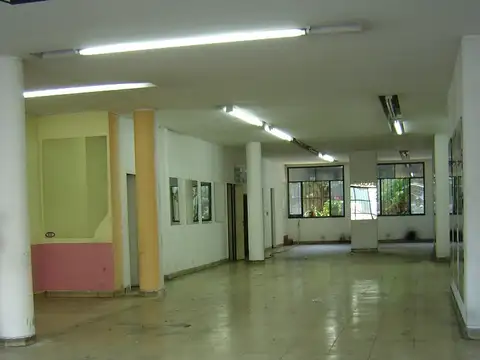 Amplio local en av. La Plata 290m2, apto múltiples destinos. Oportunidad!
