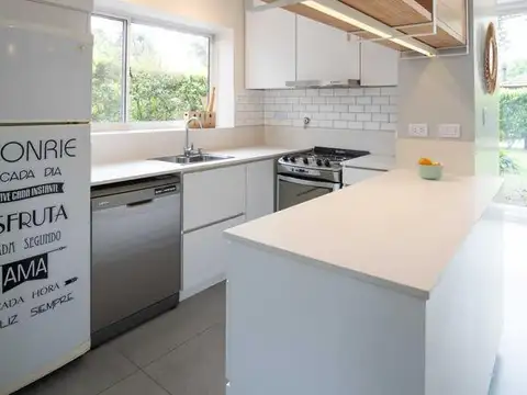 Casa en Alquiler con 2 cocheras