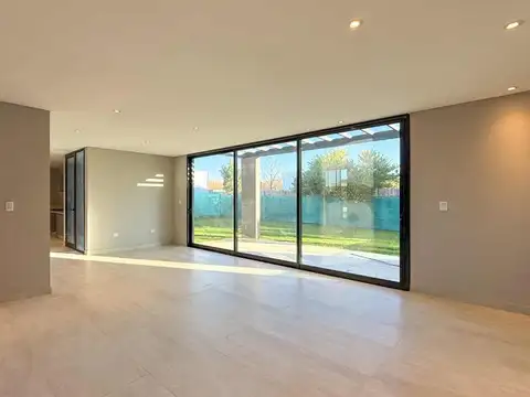Casa 4 ambientes con 2 baños