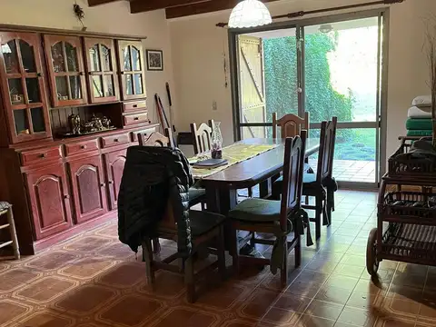 Casa 4 ambientes con 2 baños