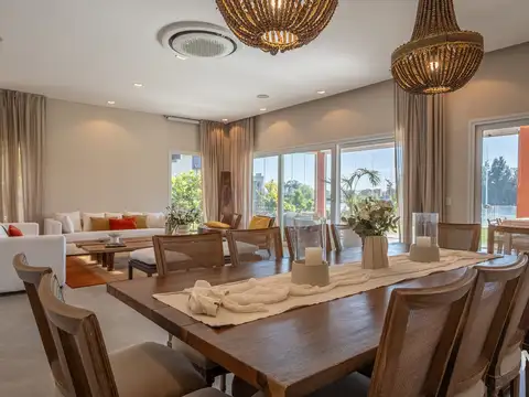 Casa en Venta con 2 cocheras