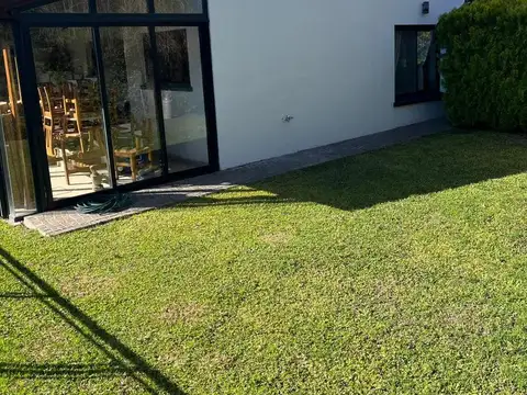 Casa en Alquiler con 2 cocheras