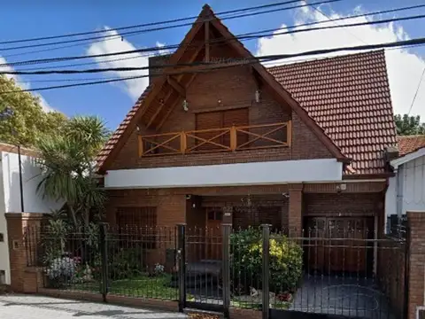 VENTA - CHALET 8 AMB.- PILETA - PATIO - JARDIN - MORON SUR