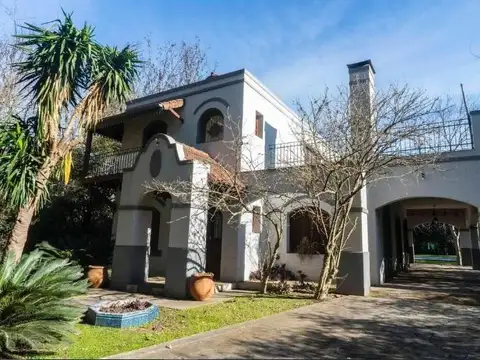 Casa en Alquiler con 3 cocheras