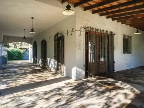 Casa en Alquiler con 3 cocheras