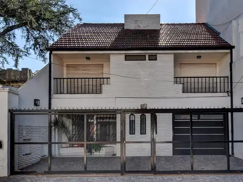 CASA EN VENTA DE 4 AMBIENTES EN VILLA DEL PARQUE c PARRILLA COCHERA