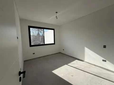 DUPLEX 4 AMBIENTE EN VILLA ADELINA A ESTRENAR
