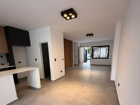 DUPLEX 4 AMBIENTE EN VILLA ADELINA A ESTRENAR