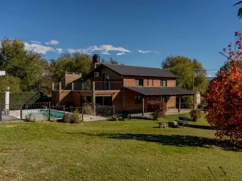 Casa 6 ambientes con 2 baños