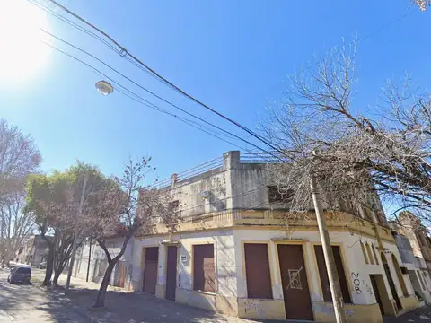 Local Casa de esquina Amplio uso comercial educación instituciones logística deposito
