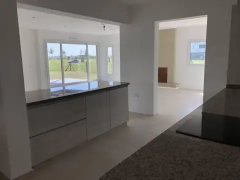 Casa en Venta con 4 cocheras