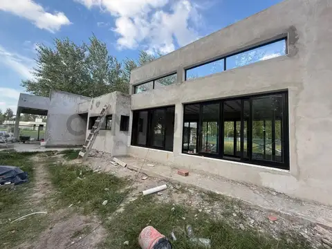 Casa en Venta con 3 cocheras