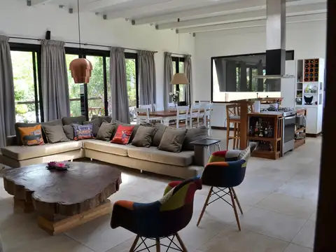 Casa 8 ambientes con 2 baños