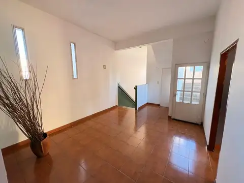 Arata 1520 y Ruta 202. Alquiler Oficina/Consultorio con balcón de 20 m2. 1er piso por escalera.