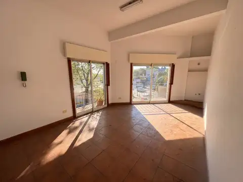 Arata 1520 y Ruta 202. Alquiler Oficina/Consultorio con balcón de 20 m2. 1er piso por escalera.