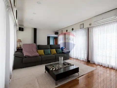 Casa en Venta con 3 cocheras