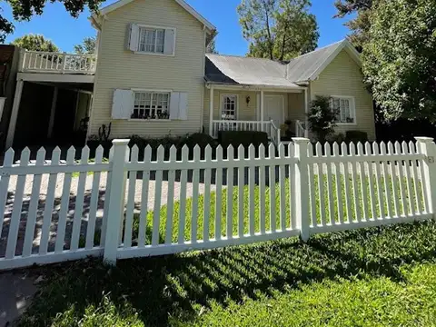 Venta de chalet estilo americano en Parque Leloir