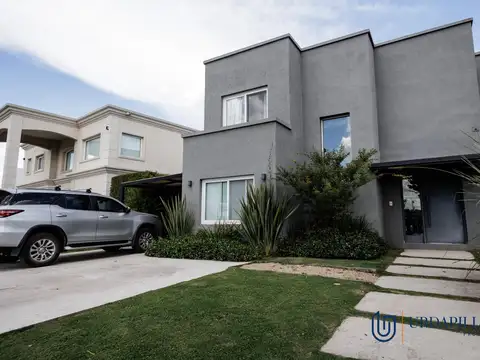 Casa en venta en Ayres Plaza- Pilar