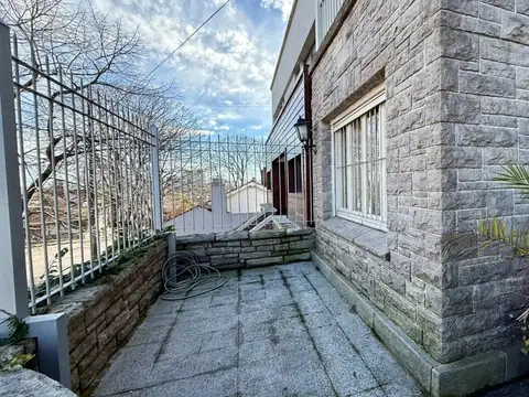 Casa 6 ambientes con 2 baños