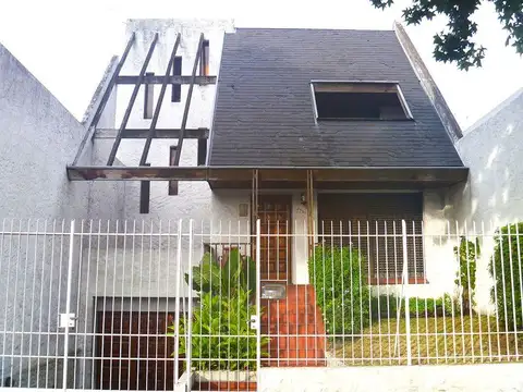 Hermosa casa 5 ambientes con cochera doble y jardin en San Andres a metros del Club 3 de Febrero