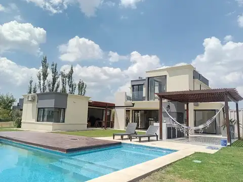 Casa 4 dormitorios con muelle propio, amenities en San Sebastian, Area 9, Zelaya Pilar
