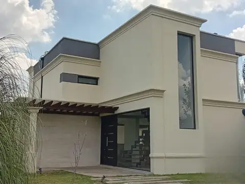 Casa en Alquiler con 2 cocheras
