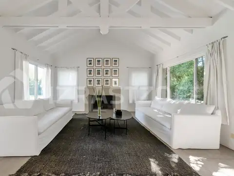 Casa en Venta con 2 cocheras