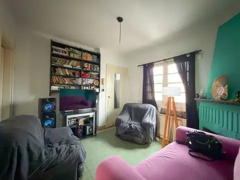 Casa 8 ambientes con 2 baños