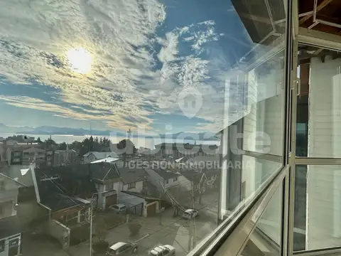 DEPARTAMENTO TIPO DÚPLEX DE 4 DORMITORIOS Y 3 COCHERAS, CON VISTA AL LAGO