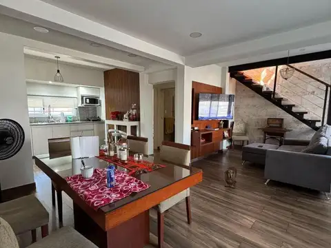 Casa 4 ambientes con cochera en VENTA Banfield